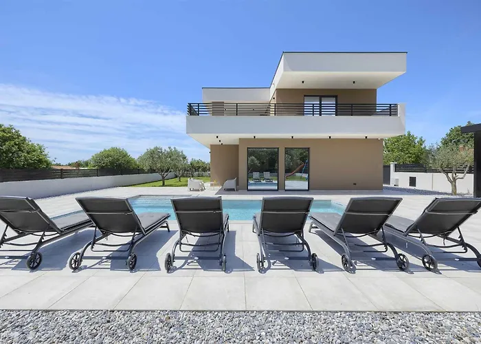 Villa Issa By Kompas Orbanici