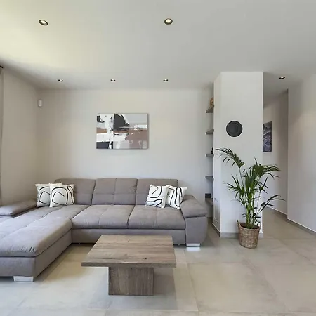 Villa Issa By Kompas